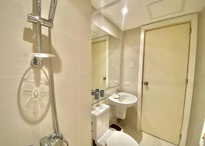 Relaxing 1br At Azure Apartahotel Manila
